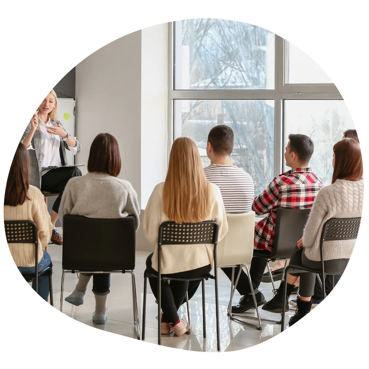Grupo de padres participando en un taller psicoeducativo de Sentium
